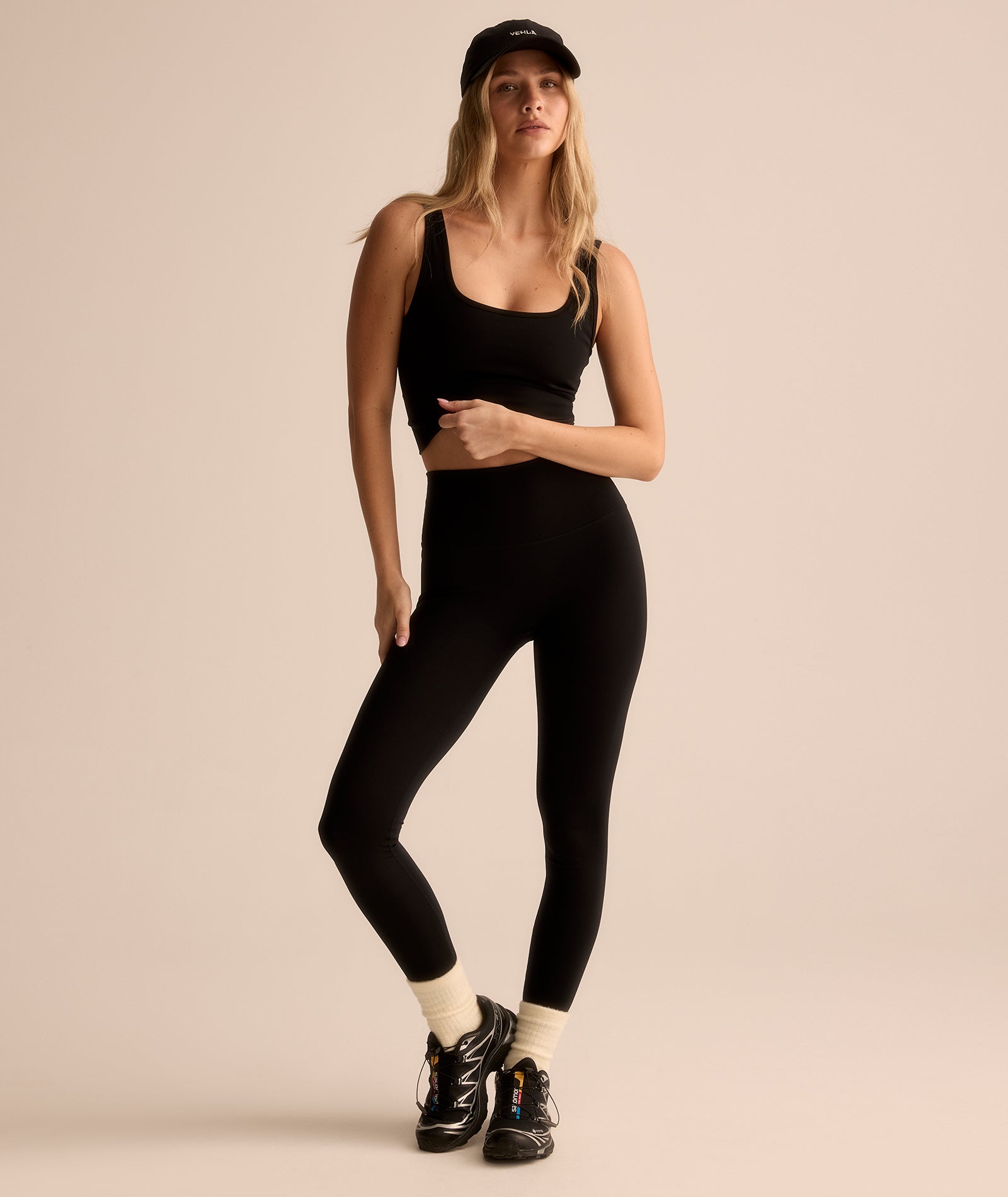 VEHLA CROPPED TANK - BLACK - Crop Atlet - stre