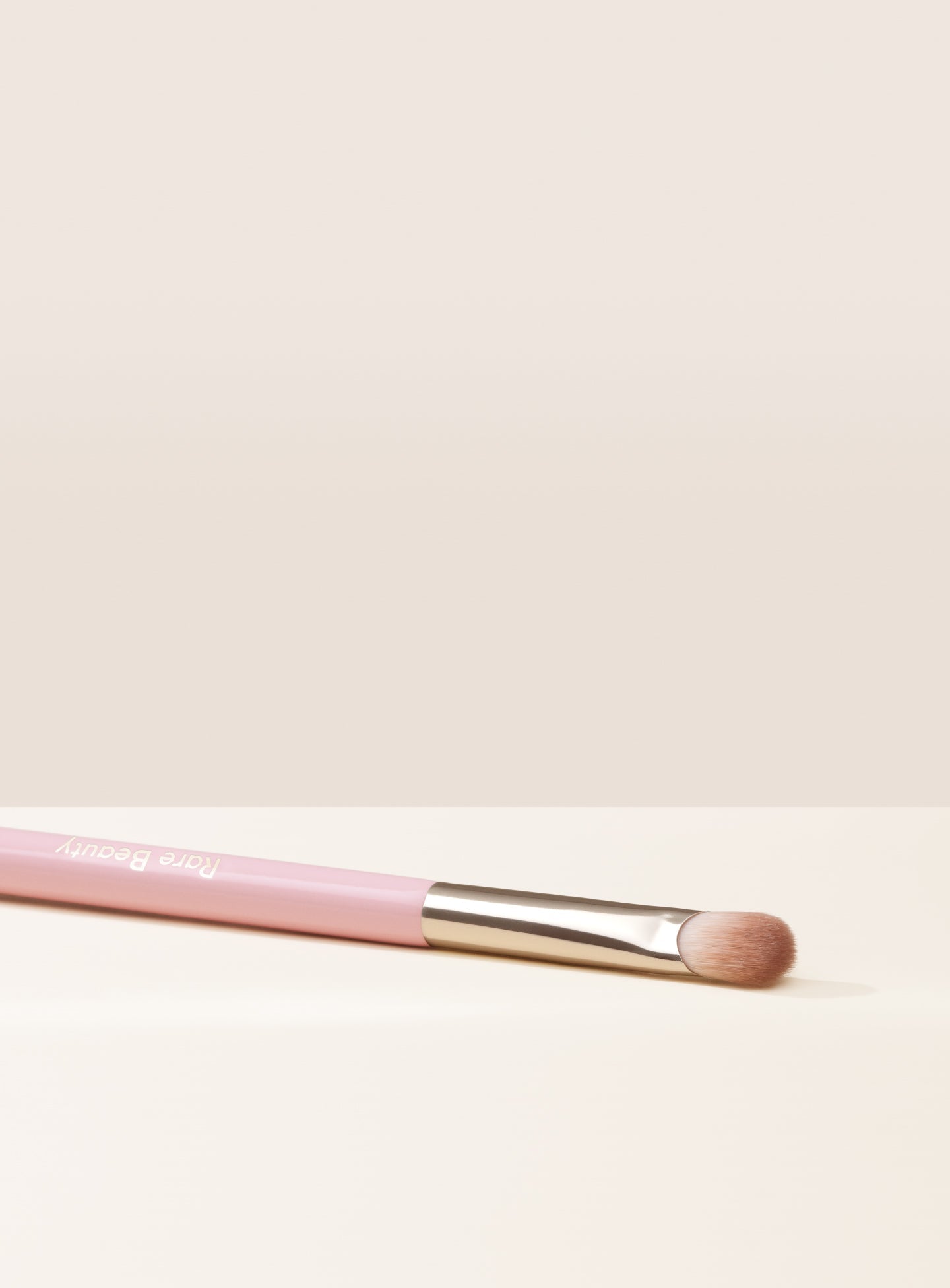 Rare Beauty Stay Vulnerable All-Over Eyeshadow Brush - Göz Farı Fırçası - stre