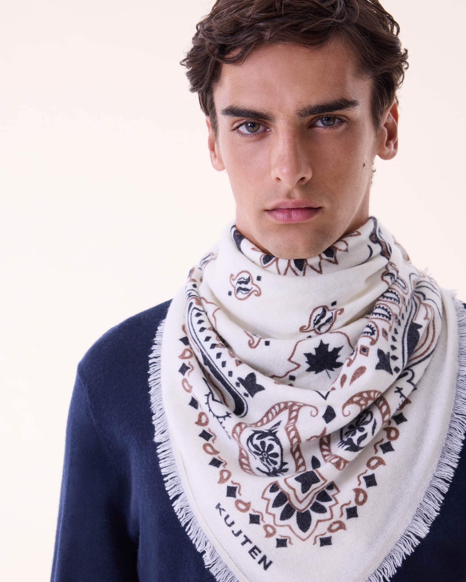 KUJTEN Large Bandana Hachiko Feather Bico White - Bandana - stre