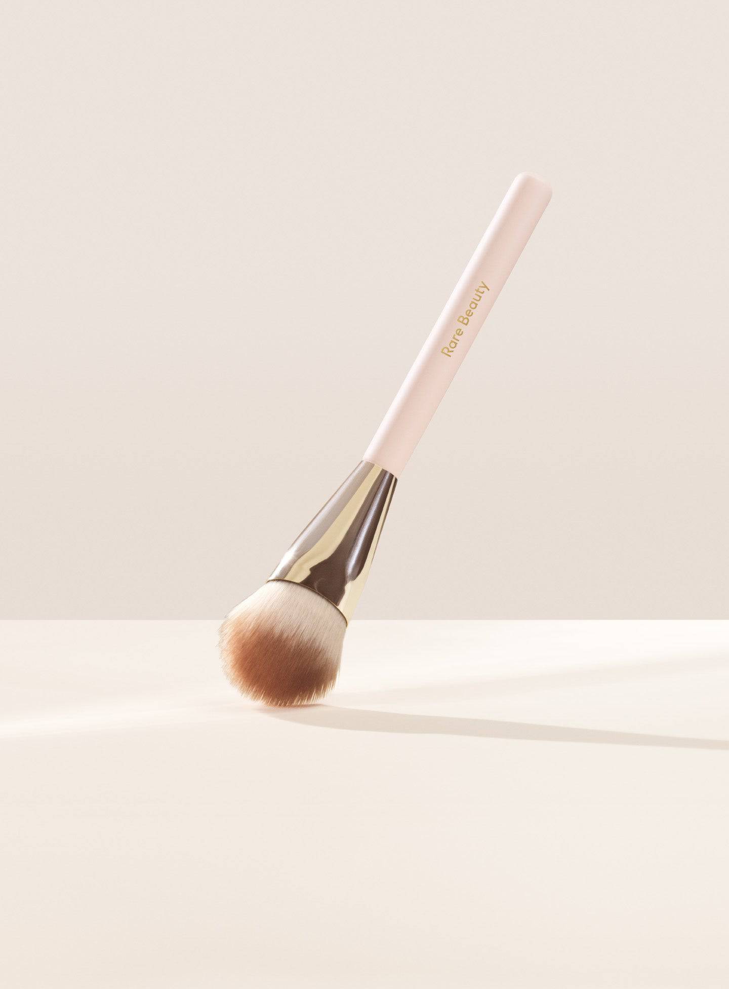 Rare Beauty Soft Pinch Liquid Blush Brush - Allık Fırçası - stre
