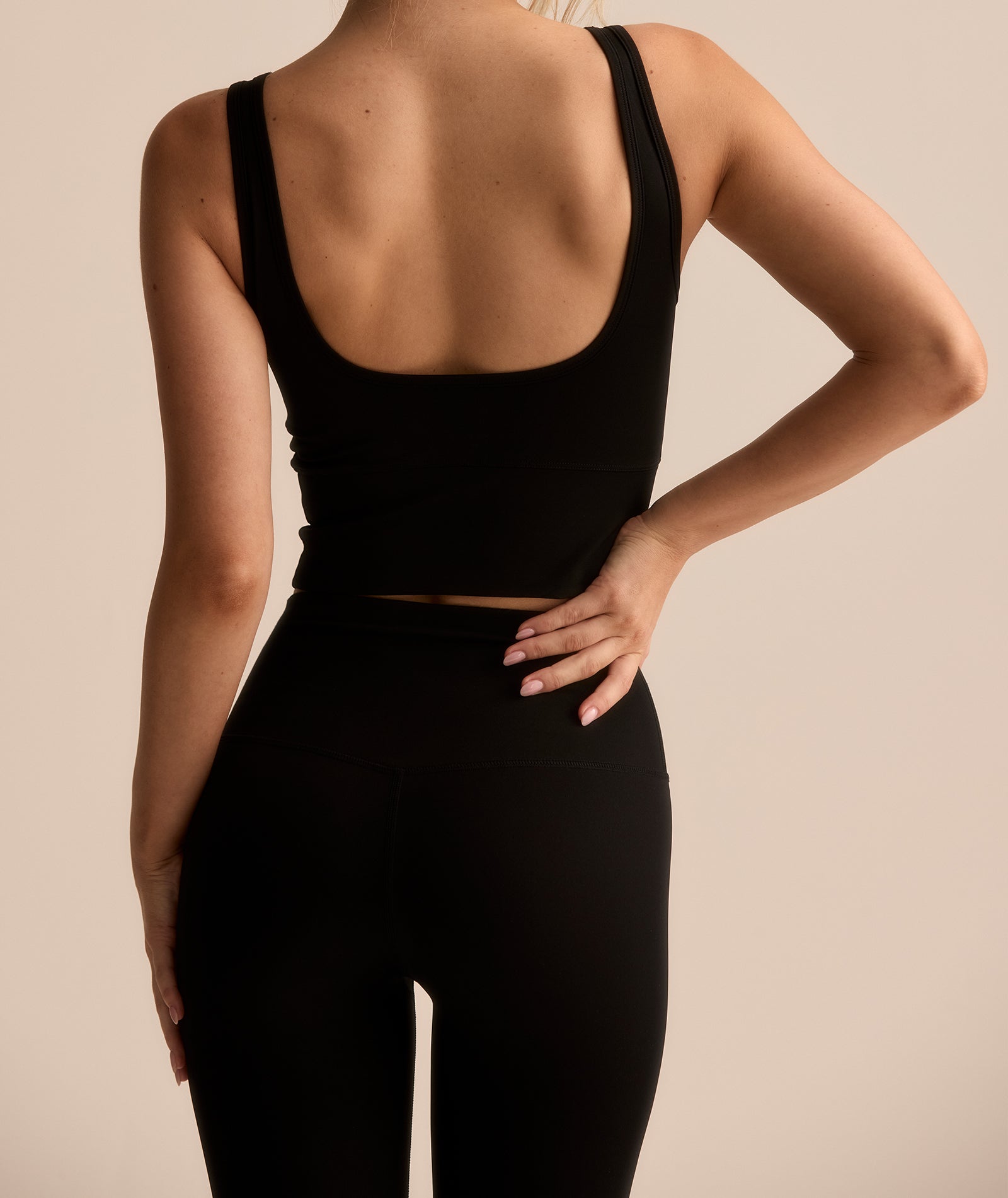 VEHLA CROPPED TANK - BLACK - Crop Atlet - stre