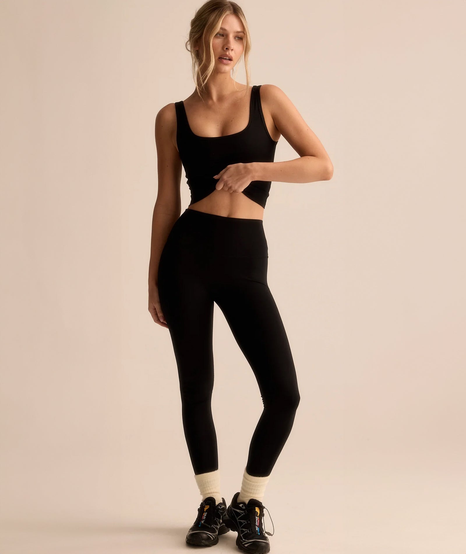 VEHLA CROPPED TANK - BLACK - Crop Atlet - stre